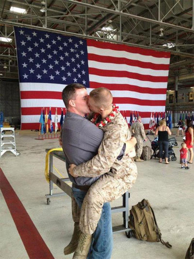 soldiers-kissing.jpg